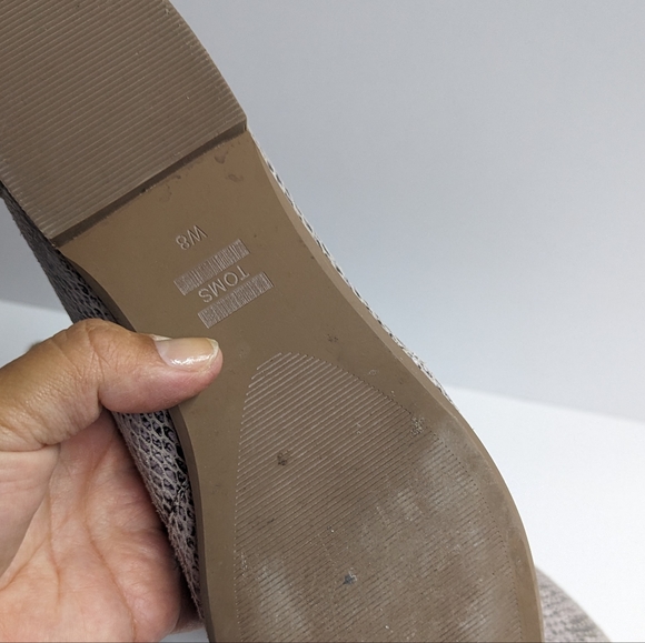 🤎5/$25🤎TOMS Gray Reptile Print Flats - Picture 7 of 7